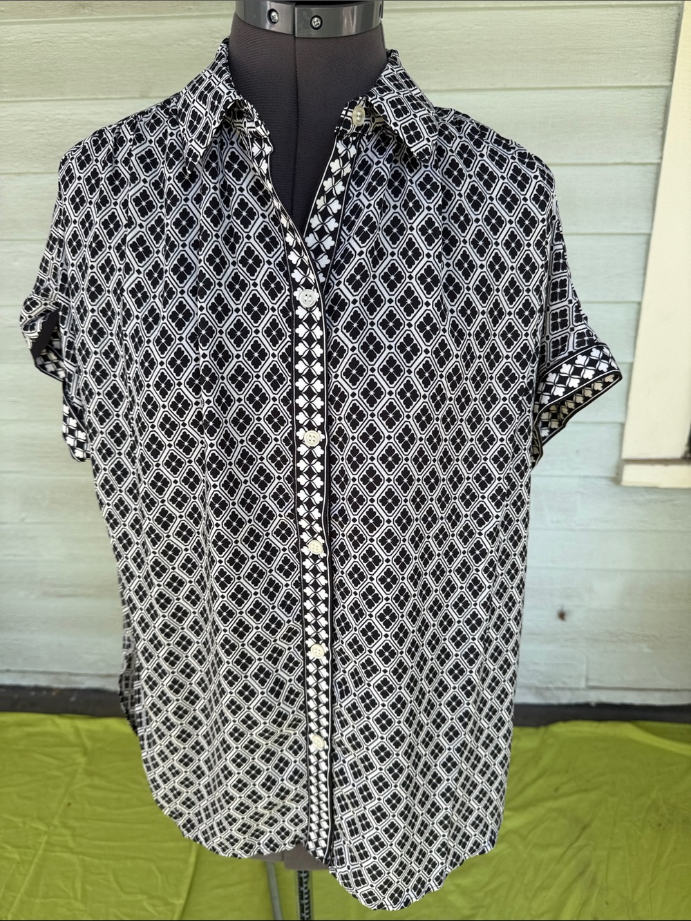 Max Studio Black & White Geometric Button-Front Blouse